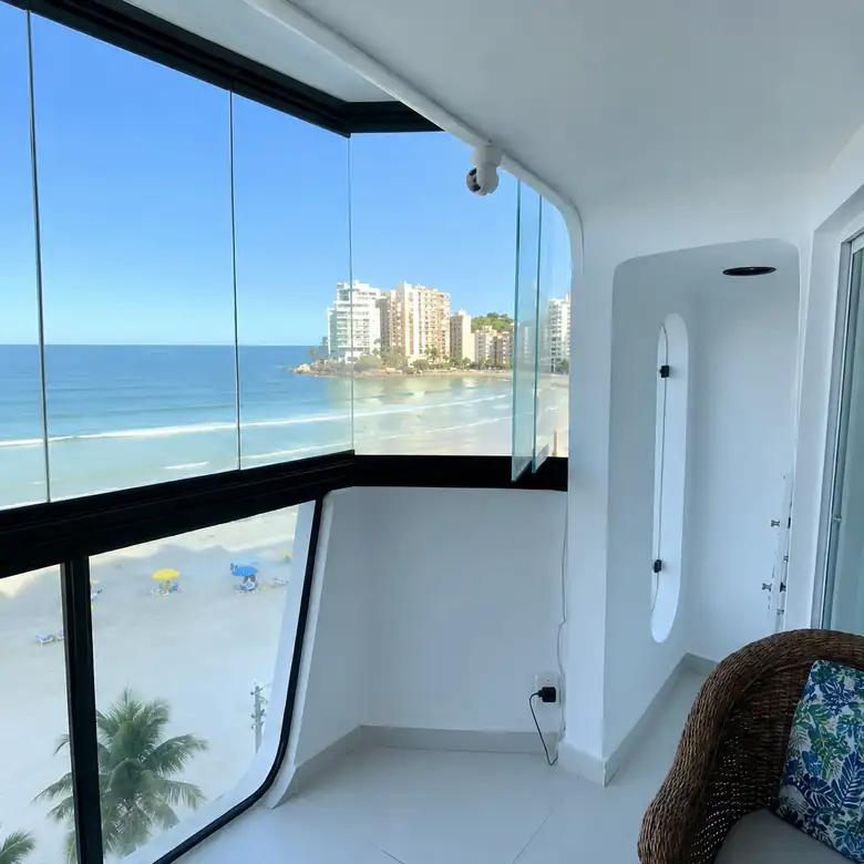 Sacada envidraçada com vista para a praia do Guarujá